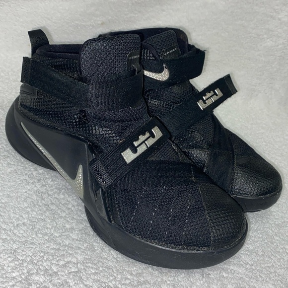 Nike Zoom LeBron James Solider 9 Black Basketball Shoes 776472-001 boys size 1 - Picture 1 of 8